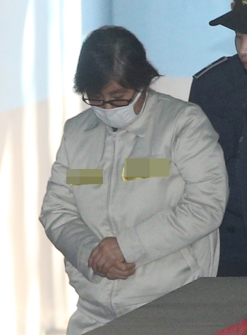 최순실씨가 13일 오후 서울 서초동 서울중앙지법에서 열린 3회 공판에 출석하기 위해 법원으로 들어가고 있다.  신소영 기자 viator@hani.co.kr