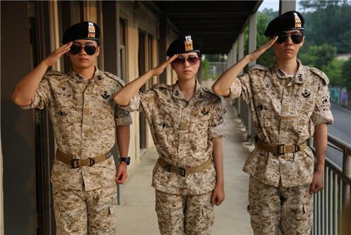 주한미군 반환 공유지인 경기도 파주 캠프 그리브스를 방문한 중국 관광객들이 드라마 <태양의 후예> 체험을 하고 있다. 경기도 제공