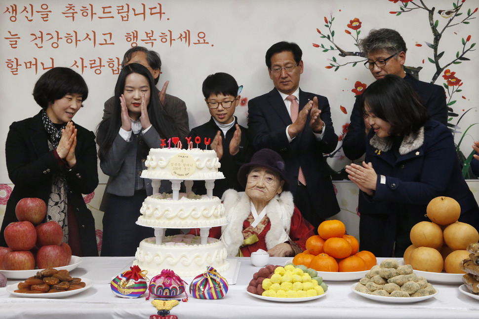 일본군 위안부 피해자 김복득 할머니가 14일 오후 경남 통영시 도산면 도립통영노인전문병원에서 열린 100세 생신 축하연에서 케이크의 촛불을 끈 뒤 박수를 받고 있다. 통영/이정아 기자 leej@hani.co.kr