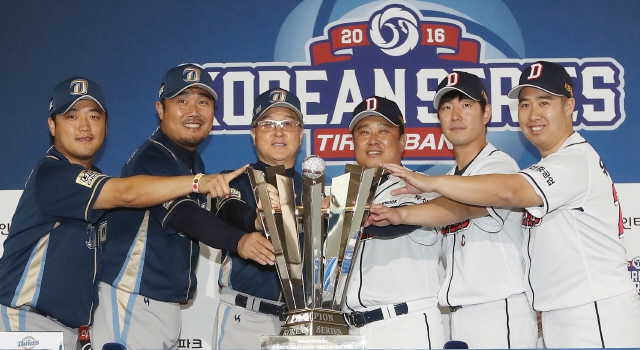 2016 프로야구 한국시리즈를 앞두고 두산과 엔씨(NC)의 선수 및 감독들이 결의를 다지고있다. 연합뉴스