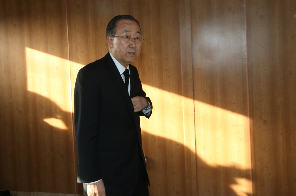 반기문 전 유엔 사무총장이 17일 오후 전남 진도군 임회면 남동리 팽목항에서 세월호 미수습자 가족들을 만나기 위해 가족대기실로 들어서고 있다. 진도/강창광 기자 chang@hani.co.kr