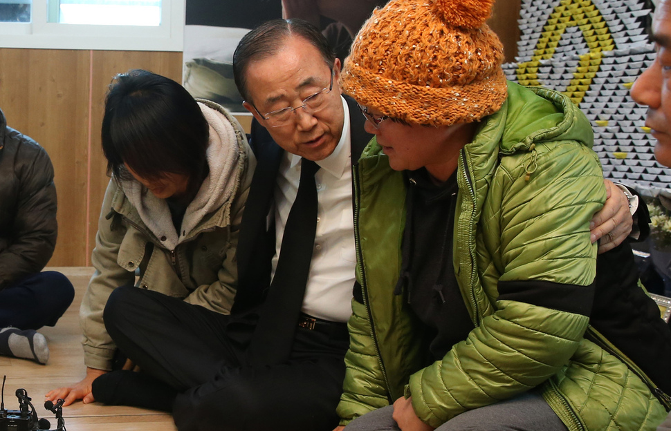 반기문 전 유엔(UN) 사무총장이 17일 오후 전남 진도군 임회면 남동리 팽목항에서 세월호 미수습자 가족들을 만나 위로하고 있다. 진도/강창광 기자 chang@hani.co.kr