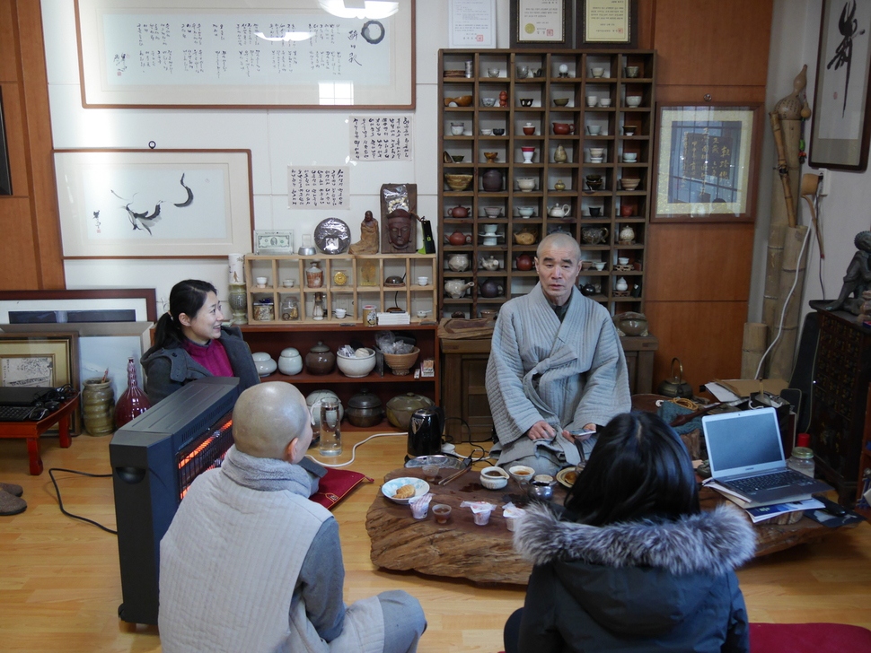 육허 스님이 금강경 법회에 참석했던 제자 현공(왼쪽)과 학비를 도와주고 있는 승가대 비구니 스님 등과 차담을 나누고 있다.