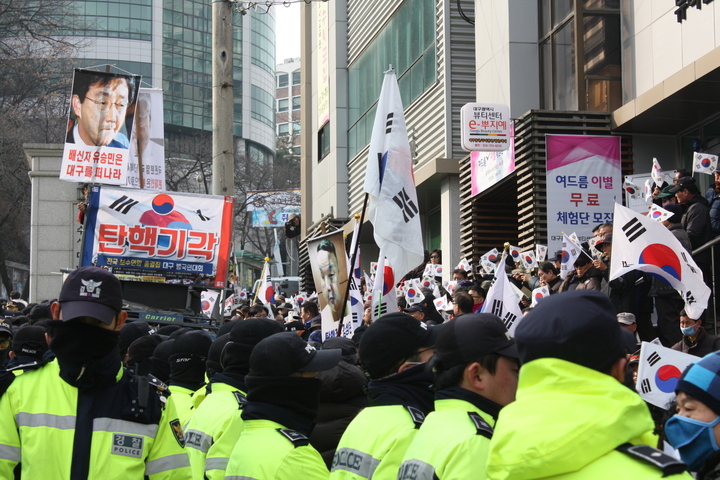 18일 오전 바른정당 대구시당 창당대회가 열리고 있는 대구 수성구 수성대학교의 정문에서 극우단체 회원들이 유승민 의원에게 대구를 떠날 것을 요구하고 있다.김일우 기자 cooly@hani.co.kr