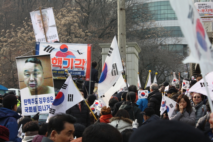 18일 오전 바른정당 대구시당 창당대회가 열린 대구 수성구 수성대학교의 정문에서 극우단체 회원들이 ‘바른정당 규탄대회’를 하고 있다. 김일우 기자 cooly@hani.co.kr