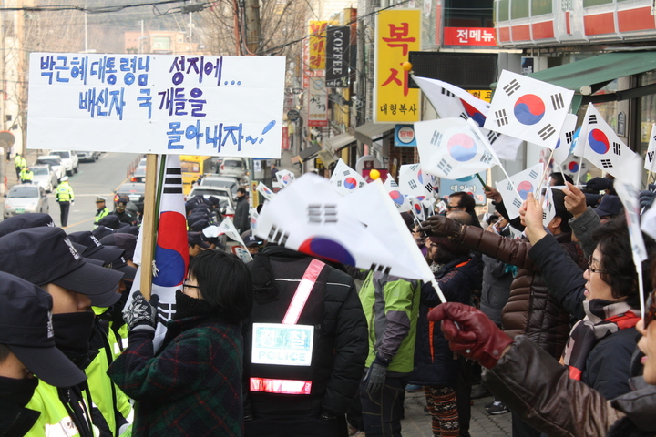 18일 오전 바른정당 대구시당 창당대회가 열리고 있는 대구 수성구 수성대학교의 정문에서 열린 ‘바른정당 규탄대회’에서 참가자들이 태극기를 흔들고 있다. 김일우 기자 cooly@hani.co.kr