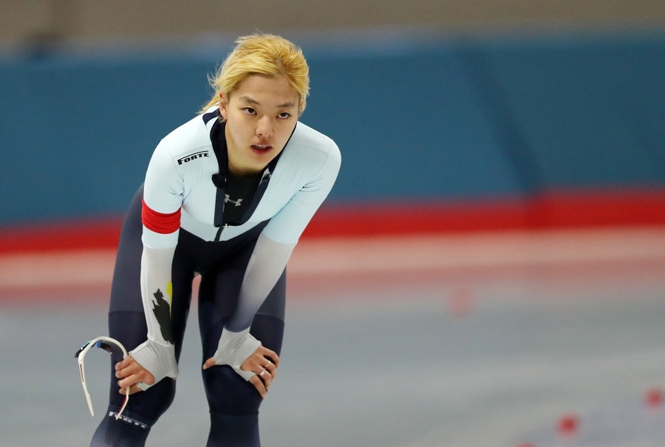 강원도청의 김보름이 18일 태릉국제스케이트장에서 열린 98회 전국동계체육대회 스피드스케이팅 1500m에서 1위로 통과한 뒤 숨을 고르고 있다.  연합뉴스