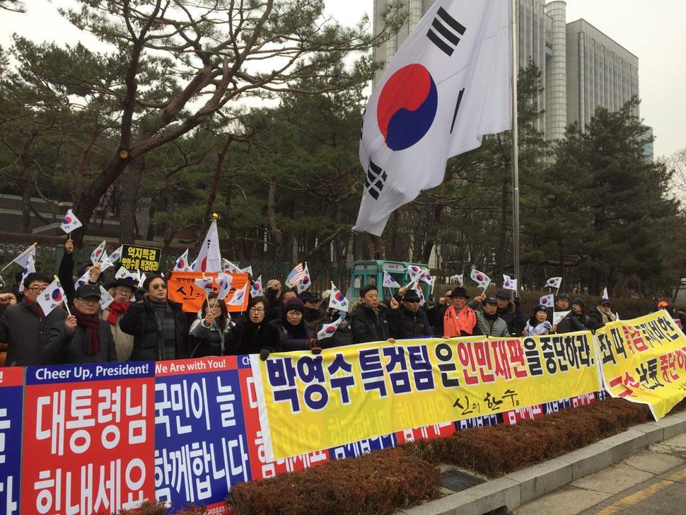 대한민국미래연합·월드피스자유연합 등 보수단체들이 18일 오전 서울 서초구 서울중앙지법 정문 앞에서 기자회견을 열고 이재용 삼성전자 부회장에 대한 불구속 수사를 촉구하고 있다. /사진 김규남 기자