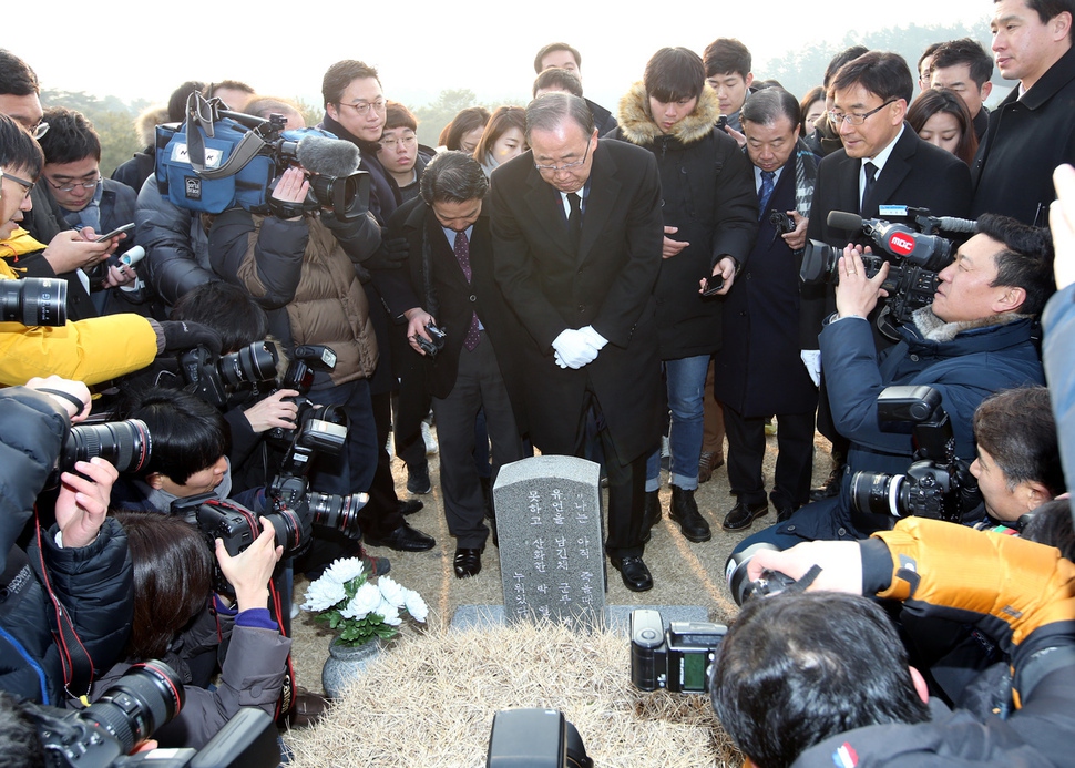 반기문 전 유엔(UN) 사무총장이 18일 오전 광주 북구 운정동 국립 5·18민주묘지를 찾아 박관현 열사 묘소에서 참배하고 있다. 광주/강창광 기자 chang@hani.co.kr