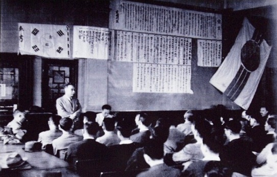 1945년 8월15일 해방과 동시에 조선건국준비위원회를 발족한 몽양 여운형은 17일 서울 종로 와이더블유시에이 강당에서 중앙조직을 공포하고 3천만 동포에게 알리는 건준 선언문을 발표했다. 벽에 걸린 임시 태극기들의 문양이 눈길을 끈다.