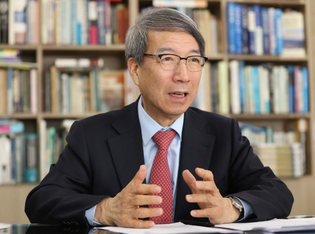 정운찬 전 국무총리가 지난 16일 서울 봉천동 동반성장연구소에서 저서 ‘우리가 가야할 나라-동반성장이 답이다’에 대해 설명하며 대선출마 뜻을 밝히고 있다. 박종식 기자 anaki@hani.co.kr