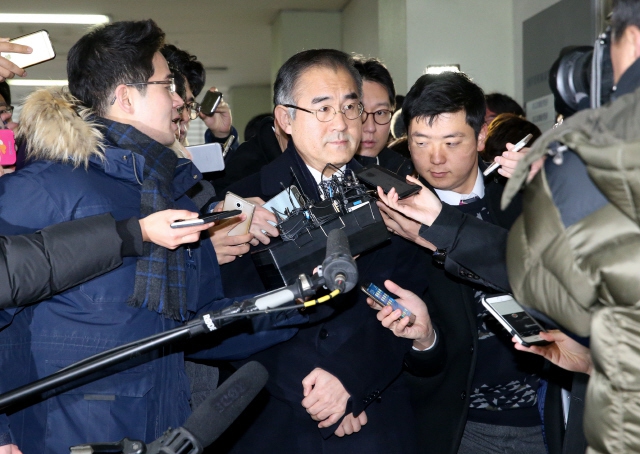 김상률 전 청와대 교육문화수석이 지난해 12월 28일 오전 '문화예술인 블랙리스트 의혹'과 관련해 특검의 조사를 받기 위해 서울 강남구 대치동 특검 사무실에 도착해 기자들의 질문을 듣고 있다. 김정효 기자 hyopd@hani.co.kr