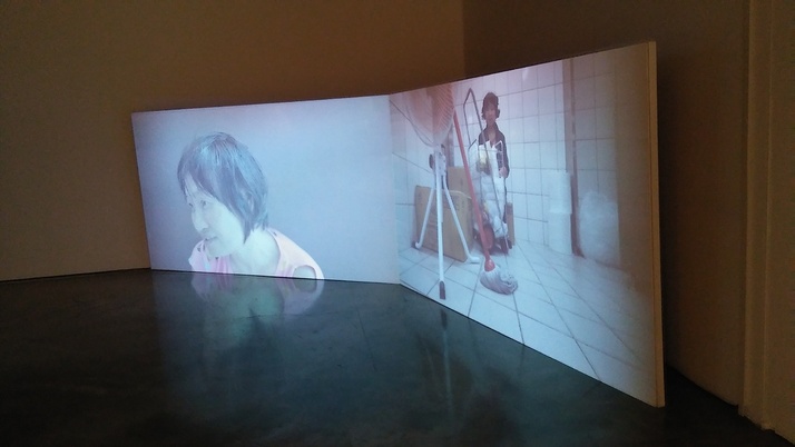 대만의 젊은 여성작가 류위의 2채널 영상물 ‘기차역에 정박한 바보들의 배’의 한 장면. 타이베이 중앙역의 노숙자, 화장실청소부 등 주변부로 밀려난 사람들의 삶에 얽힌 이야기를 전해준다.