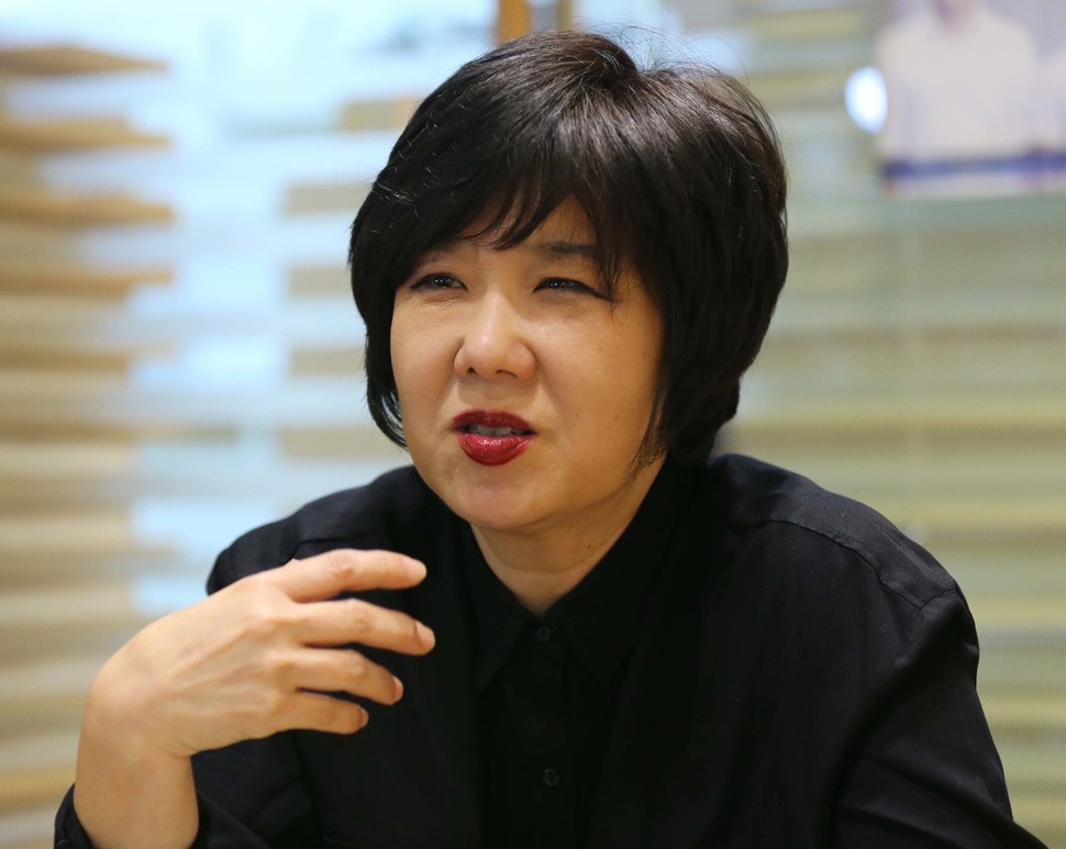 소설집 <눈의 황홀>을 내고 19일 오후 한겨레신문사에서 만난 작가 명지현. 오혜진의 다소 비판적인 해설에 대해 “작가가 합리적 비판에 상처를 받아서는 안 된다”며 담담하게 웃어 넘겼다. 박종식 기자 anaki@hani.co.kr