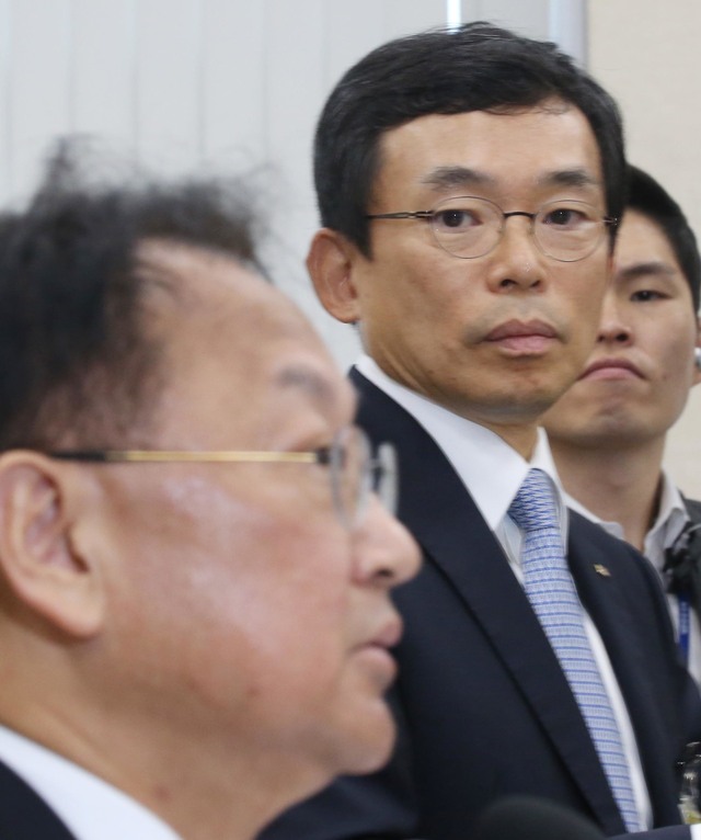 이승철 전국경제인연합회 상근부회장(오른쪽)이 지난 12일 오전 국회 기획재정위원회 국정감사에 출석해 미르재단과 케이스포츠재단 출연금 모금과 관련한 의원들의 질의에 “검찰수사중이라 답변할 수 없다”고 말한 뒤 유일호 경제부총리 겸 기획재정부 장관이 답변하는 모습을 지켜보고 있다. 이정우 선임기자 woo@hani.co.kr