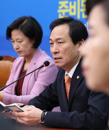 더불어민주당 우상호 원내 대표가 20일 오전 국회에서 열린 최고위원회의에서 발언하고 있다. 연합뉴스.
