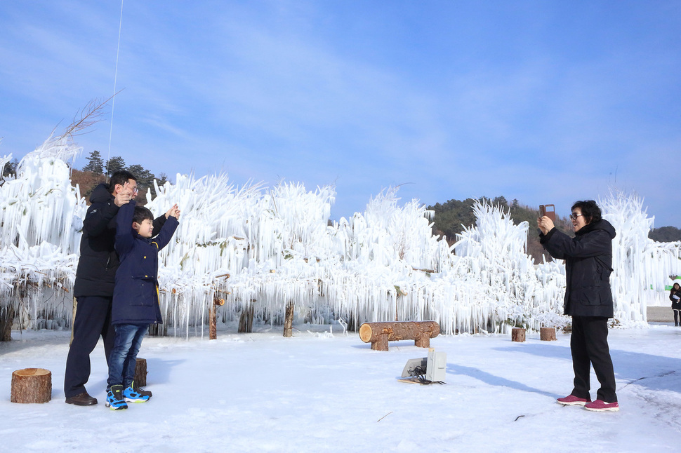 인제빙어축제가 21~30일 인제 남면 부평리 빙어호 일원에서 3년 만에 열린다. 주민들이 빙어호 위에 설치된 눈조각공원에서 기념사진을 찍고 있다. 인제군청 제공