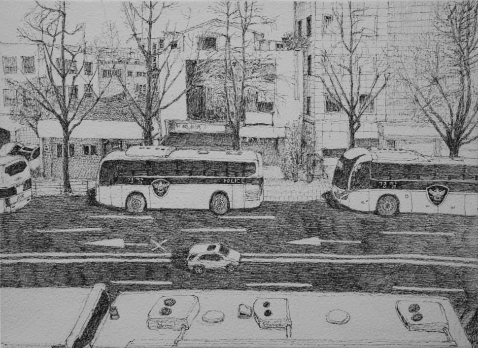 탄핵 시국에서 우리 동네 일상적인 풍경이 되어 버린 경찰차들. 경찰차벽이 만들어지기 직전의 상황이다. 경찰차가 있는 효자동 풍경. 2016년 12월, 펜, 33.5×24.5㎝.