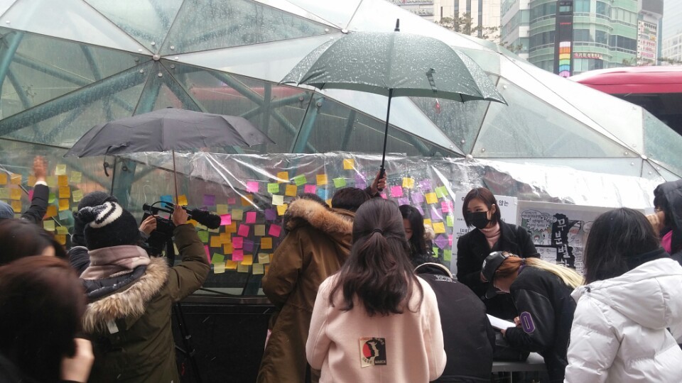 21일 서울 강남구 강남역 10번 출구에서 ‘세계여성공동행진’이 열렸다. 1200여명의 시민(경찰 추산 1000명)이 “여성의 권리가 인권이다”라고 외치며 강남역과 신논현역 일대를 행진했다. 사진 고한솔 기자
