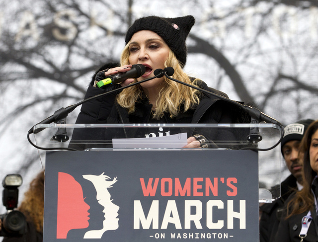 21일 미국 워싱턴에서 열린 여성의 행진 시위에서 팝 가수 마돈나가 연단에 올라 연설하고 있다. 워싱턴/AP 연합뉴스