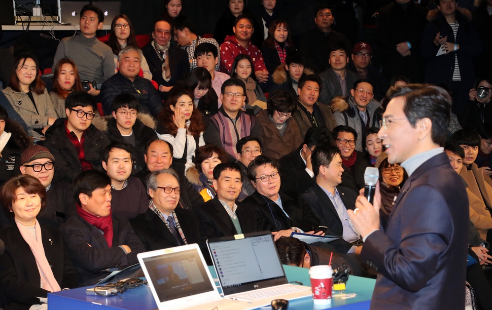 안희정 충남지사가 22일 오전 서울 대학로의 굿씨어터 극장에서 열린 ‘안희정의 전무후무 즉문즉답' 행사에서 대선 출마를 선언하고 있다. 연합뉴스