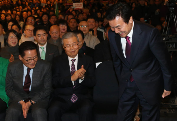 손학규 전 민주당 대표(오른쪽)가 22일 오후 서울 종로구 세종문화회관에서 열린 자신의 지지모임 ‘국민주권개혁회의’ 창립대회에서 의장으로 선출된 뒤 기조연설을 하려고 발언대로 항하고 있다. 박지원 국민의당 대표(앞줄 왼쪽 첫째)와 김종인 전 더불어민주당 비대위 대표(둘째)가 박수를 치고 있다.이정우 선임기자 woo@hani.co.kr