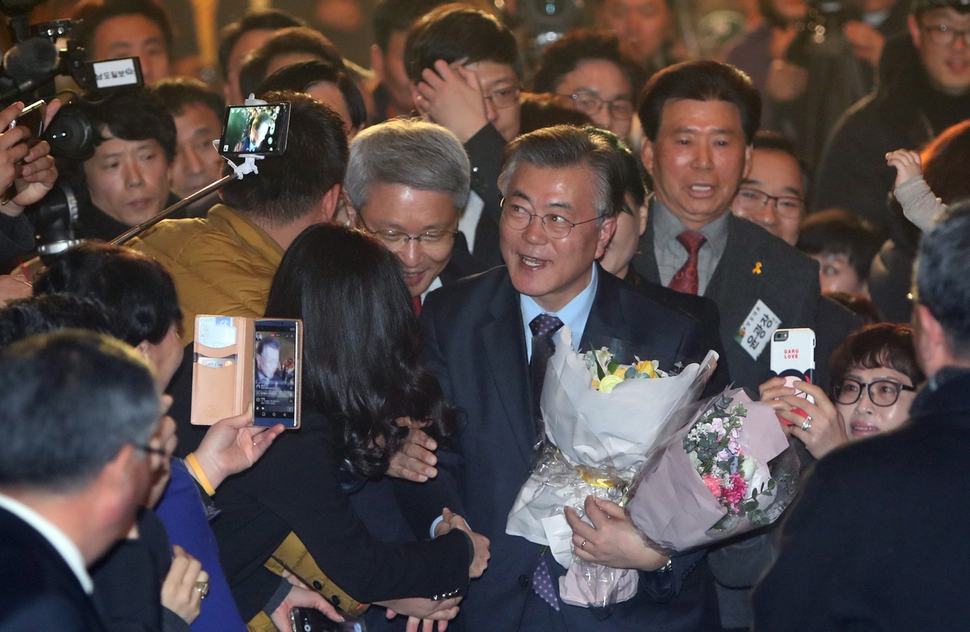 문재인 전 더불어민주당 대표(가운데)가 22일 오후 광주 서구 김대중컨벤션센터에서 열린 ‘포럼광주’ 출범식 행사장에 들어서며 참석자와 악수하고 있다. 광주/연합뉴스