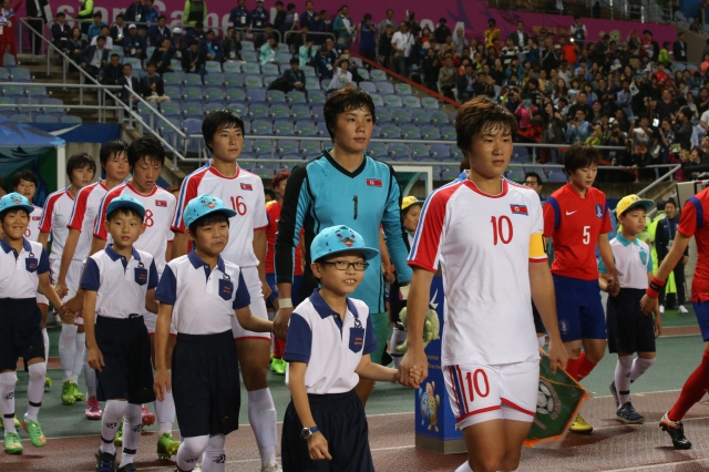 남북여자축구대표팀이 지난 2014 인천아시안게임 4강전에서 격돌하기 위해 인천문학경기장에 입장하고 있는 모습. 이정아 기자 leej@hani.co.kr