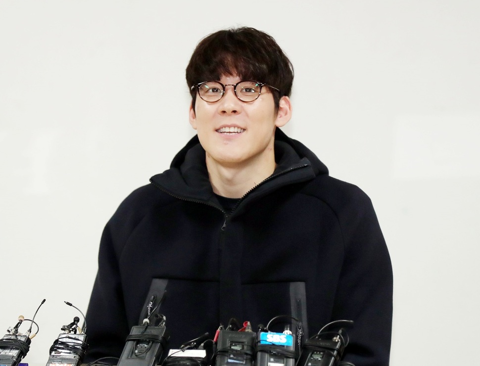 수영 스타 박태환이 23일 인천시 남구 문학박태환수영장에서 새해 계획을 밝히고 있다. 인천/연합뉴스