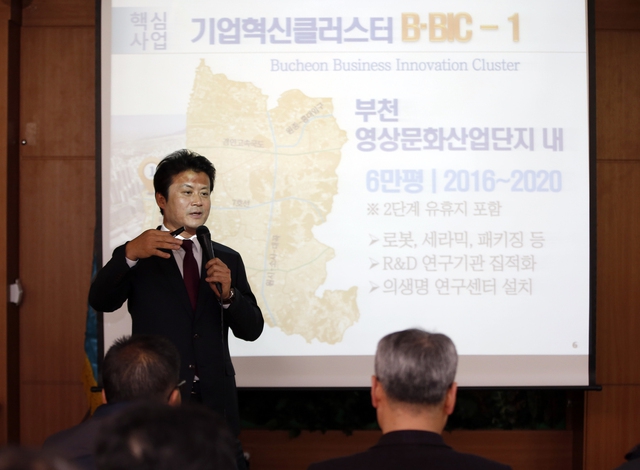 23일 신년 기자회견을 하는 김만수 부천시장. 그는 “기업유치 여건을 만들고 좋은 일자리를 확보해 미래 100년을 이끌 성장 동력을 마련하겠다”는 포부를 밝혔다.