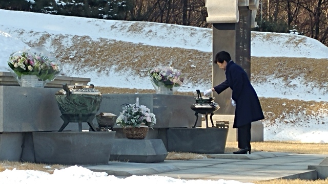 박근혜 대통령이 23일 서울 동작구 국립서울현충원 박정희 전 대통령 묘소를 찾아 참배하고 있다. 청와대 제공