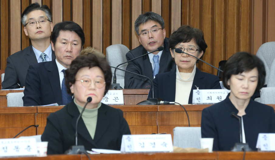 김경숙 전 이화여대 체육대학장이 지난달 15일 국회에서 열린 `박근혜 정부의 최순실 등 민간인에 의한 국정농단 의혹사건 진상규명 국정조사특별위원회 4차 청문회'에서 최순실씨 딸 정유라의 부정입학과 관련해 교육부 감사관(맨 뒷줄)들과 대질신문을 받고 있다. 오른쪽은 최경희 전 이화여대 총장. 이정우 선임기자 woo@hani.co.kr