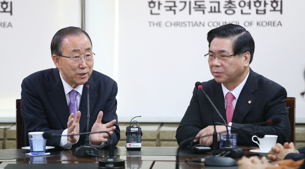 반기문 전 유엔 사무총장이 24일 오전 서울시 종로구 종로구 한국기독교연합회관에서 한국기독교총연합회 대표회장인 이영훈 목사와 이야기를 나누고 있다. 공동취재사진