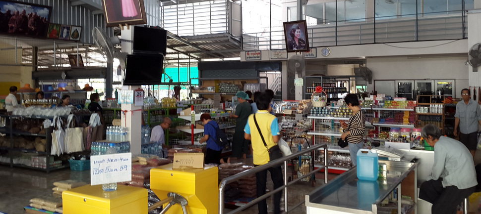 빠톰아속 입구에 아속이 경영하는 슈퍼마켓.