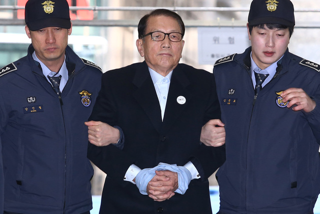 문화·예술계 ‘블랙리스트’를 작성·관리한 혐의로 구속된 김기춘 전 청와대 비서실장이 지난달 22일 오후 서울 강남구 특검에 소환되어 걸어오고 있다. 사진공동취재단