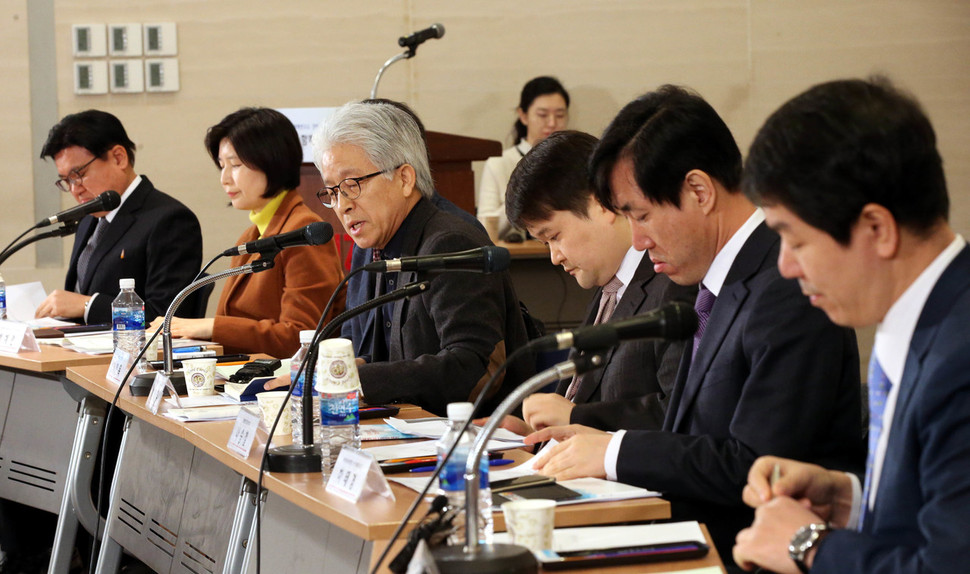 24일 서울여의도중소기업중앙회에서‘검찰·법원개혁방안’을주제로열린보수-진보합동토론회에서 참석자들이 토론하고 있다. 왼쪽부터 황운하 경찰청 수사구조개혁단장, 백혜련 더불어민주당 의원, 하태훈 고려대 법학전문대학원 교수, 나승철 변호사, 하태경 바른정당 의원, 김윤상 변호사.  김봉규선임기자bong9@hani.co.kr