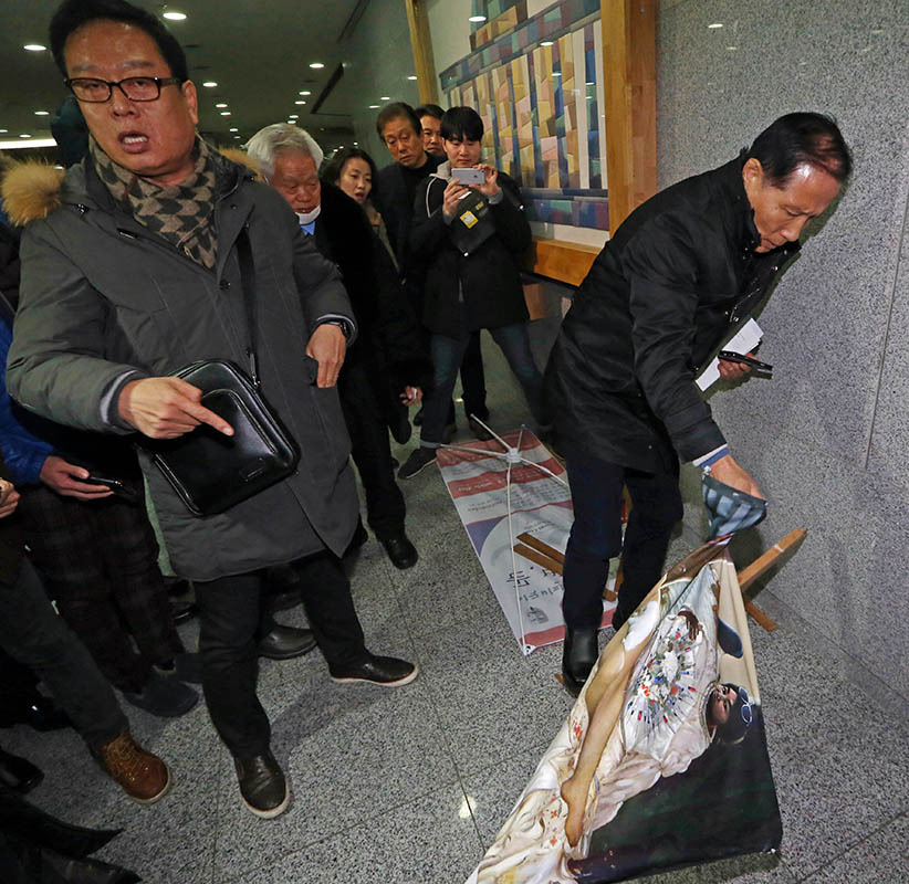 한 보수단체 회원이 24일 오후 국회 의원회관에서 계속되고 있는 시국비판 풍자전시회 `곧 바이전‘에 출품된 작품이 훼손된 뒤 이를 든 채 작가를 비난하고 있다. 이정우 선임기자 woo@hani.co.kr