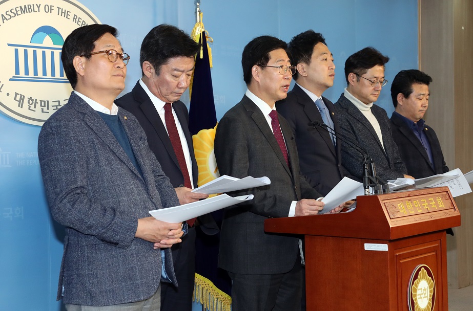 더불어민주당 양승조 당헌당규강령정책위원장이 24일 오후 국회 정론관에서 기자회견을 열고 경선규칙과 관련, "국민이 누구나 동등한 권한을 갖고 대선후보를 선출하는 (완전) 국민경선을 실시하기로 했다"며 "선거인단은 전화, 인터넷, 현장서류를 통해 신청할 수 있도록 했다"고 밝히고 있다. 신동근(왼쪽부터), 박상철 위원, 양 위원장, 금태섭, 홍익표, 박정 위원. 연합뉴스 