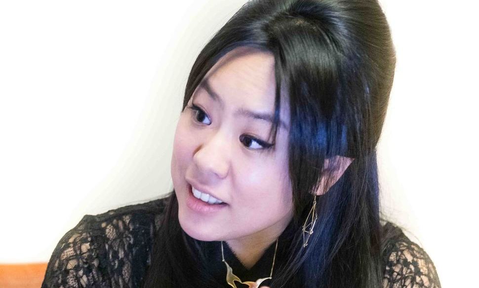 “귀기울여봐요, 잔향 사라지면 소리치는 침묵”