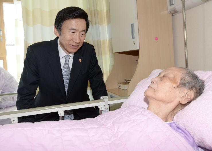 윤병세 외교부 장관이 26일 경기도 용인의 한 병원에 입원 중인 위안부 피해자 이귀녀(90) 할머니를 병문안 하고 있다. 외교부 제공