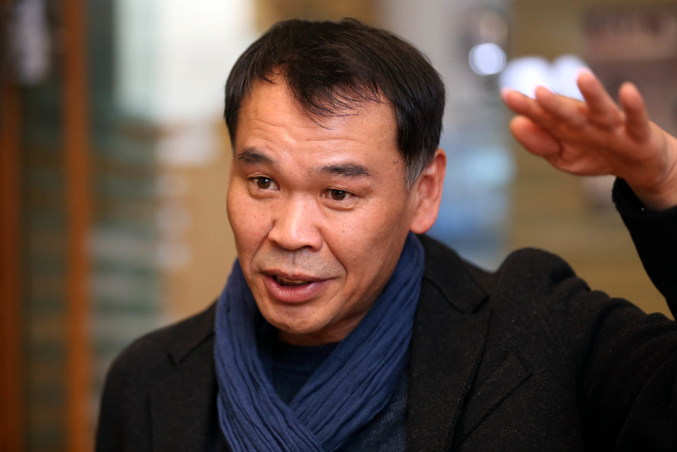 소설집 <콩 이야기>를 내고 25일 오후 한겨레신문사를 찾은 작가 김도연. “이번 소설집을 끝으로 ‘나’에 관한 이야기에서 벗어나 이제는 다른 방향으로 가 보고 싶다”고 말했다. 이정우 선임기자 woo@hani.co.kr