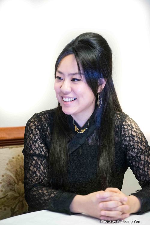 다음달 4일 서울 예술의전당 콘서트홀에서 리사이틀을 갖는 피아니스트 임현정이 <한겨레>와 인터뷰 중 활짝 웃고 있다. 봄아트프로젝트 제공