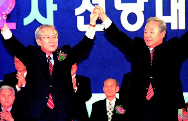 1997년 7월, 올림픽 체조경기장에서 열린 신한국당 전당대회에서 제15대 대통령 후보로 선출된 이회창 당선자가 김영삼 대통령과 손을 맞잡고 대의원들의 환호에 답하고 있다. 곽윤섭 기자 kwak@hani.co.kr