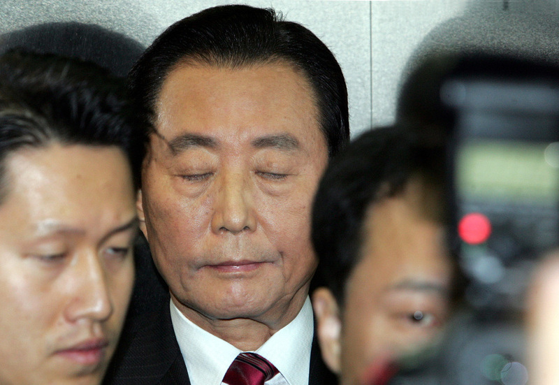 대선 불출마 선언 회견을 하려고 2007년 1월16일 오후 서울 종로구 연지동 여전도회관을 찾은 고건 전 총리가 엘리베이터를 타고 14층 기자회견장에 내리려다 지지자들이 앞을 막아서자 눈을 감은 채 착잡한 모습을 보이고 있다. 김경호 기자 jijae@hani.co.kr