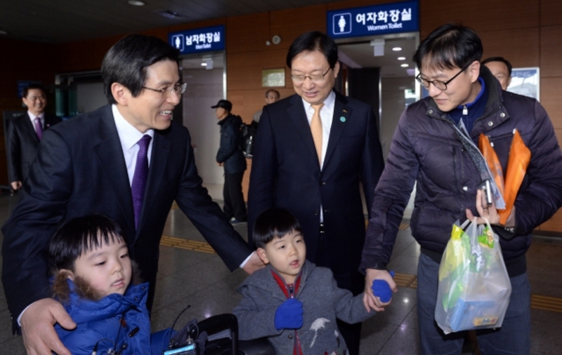 2017년 1월26일 오후 서울역을 찾은 황교안 권한대행이 한 귀성가족과 이야기를 나누고 있다. 청와대사진기자단