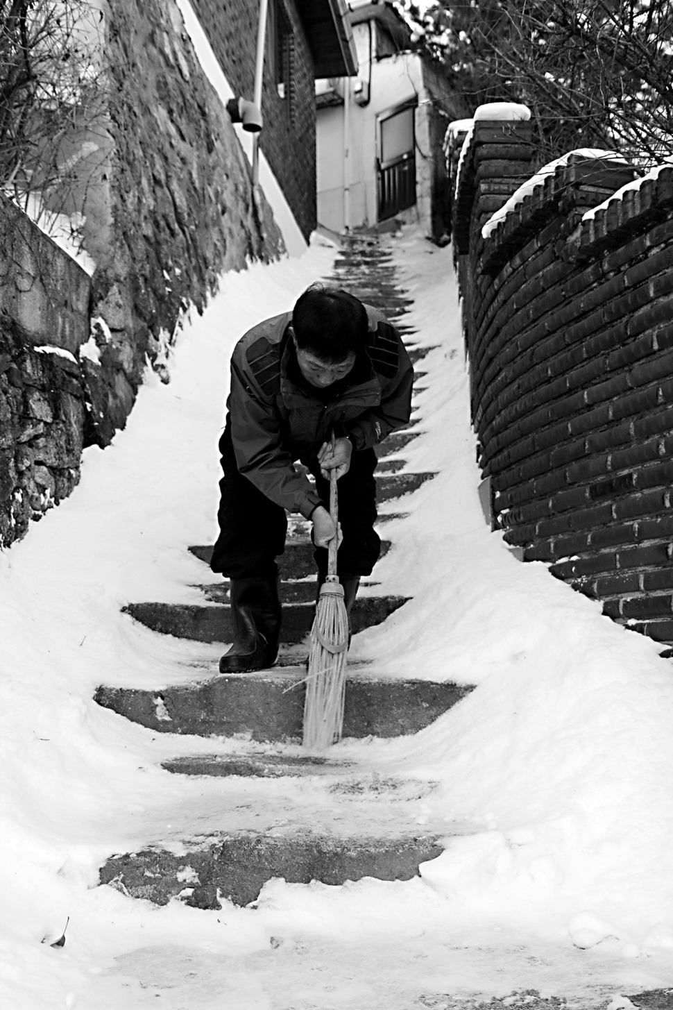 2014년 12월 23일치에 실린 노은향님 사진입니다. ‘성북동 골목에 눈이 쌓였다. 누군가는 눈을 치우고 길을 낸다. 그 길을 가장 적게 걷는 이가 길을 낸다. 남보다 손가락 하나가 부족한 이가 빗자루를 든다. 세상이 망하지 않는 이유다.’