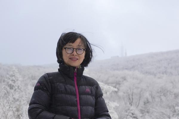 국립공원을지키는시민의모임 윤주옥 사무처장이 지리산 설경 앞에 섰다. 사진 국시모 제공