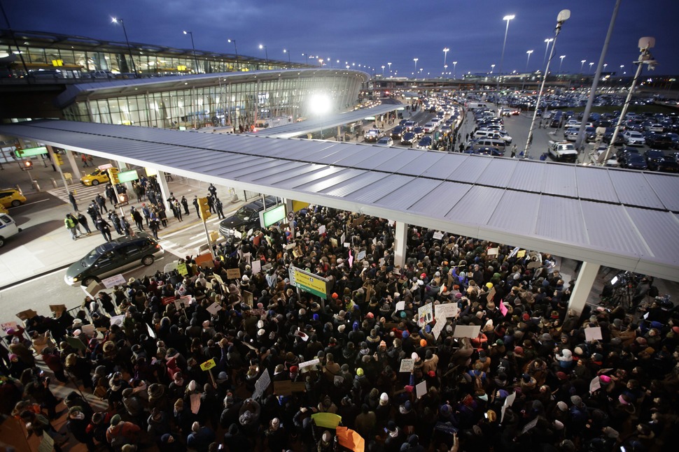 JFK 공항 터미널 앞에서 트럼프 반이민 행정명령에 항의하는 시위대가 운집한 모습. EPA=연합뉴스