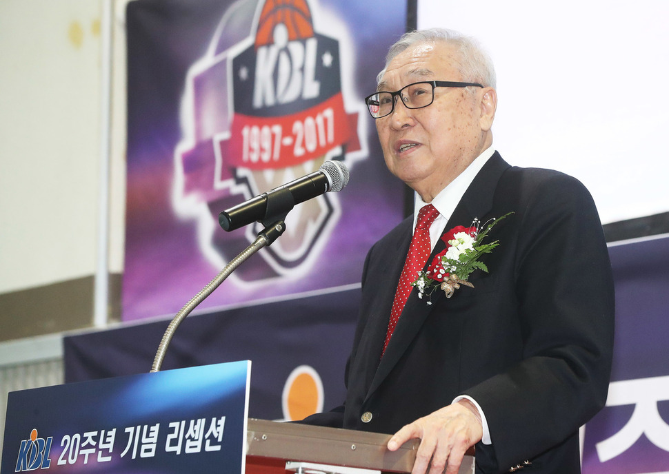 1일 경기도 안양실내체육관에서 열린 프로농구 20주년 기념 리셉션에서 김영기 프로농구연맹(KBL) 총재가 인사말을 하고 있다. 연합뉴스