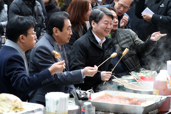 안철수 전 국민의당 상임공동대표가 1일 오후 대구 서문시장을 찾아 어묵을 먹으며 상인들과 대화하고 있다. 대구/연합뉴스